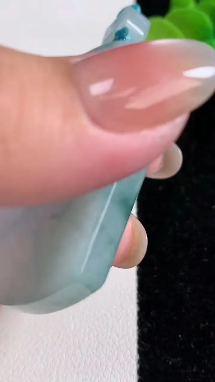 天然A货翡翠飘花无事牌吊坠，尺寸53.4-40.2-5.8，重量:40.09g
12月13日