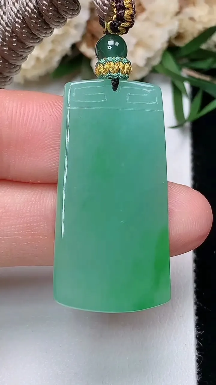 天然A货翡翠无事牌吊坠，尺寸33.3-17.2-4.3，重量:9.06g
12月13日