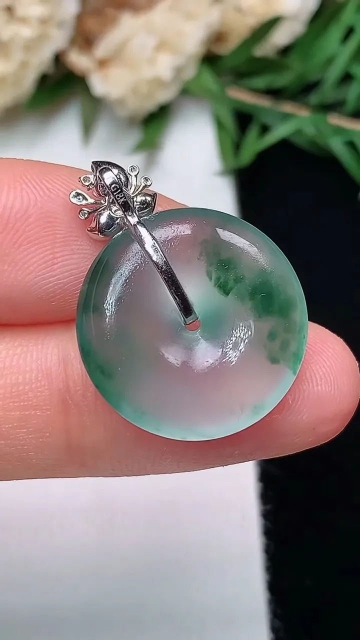 天然A货翡翠飘花平安扣吊坠，尺寸18.2-4.2，重量:3.33g
12月13日