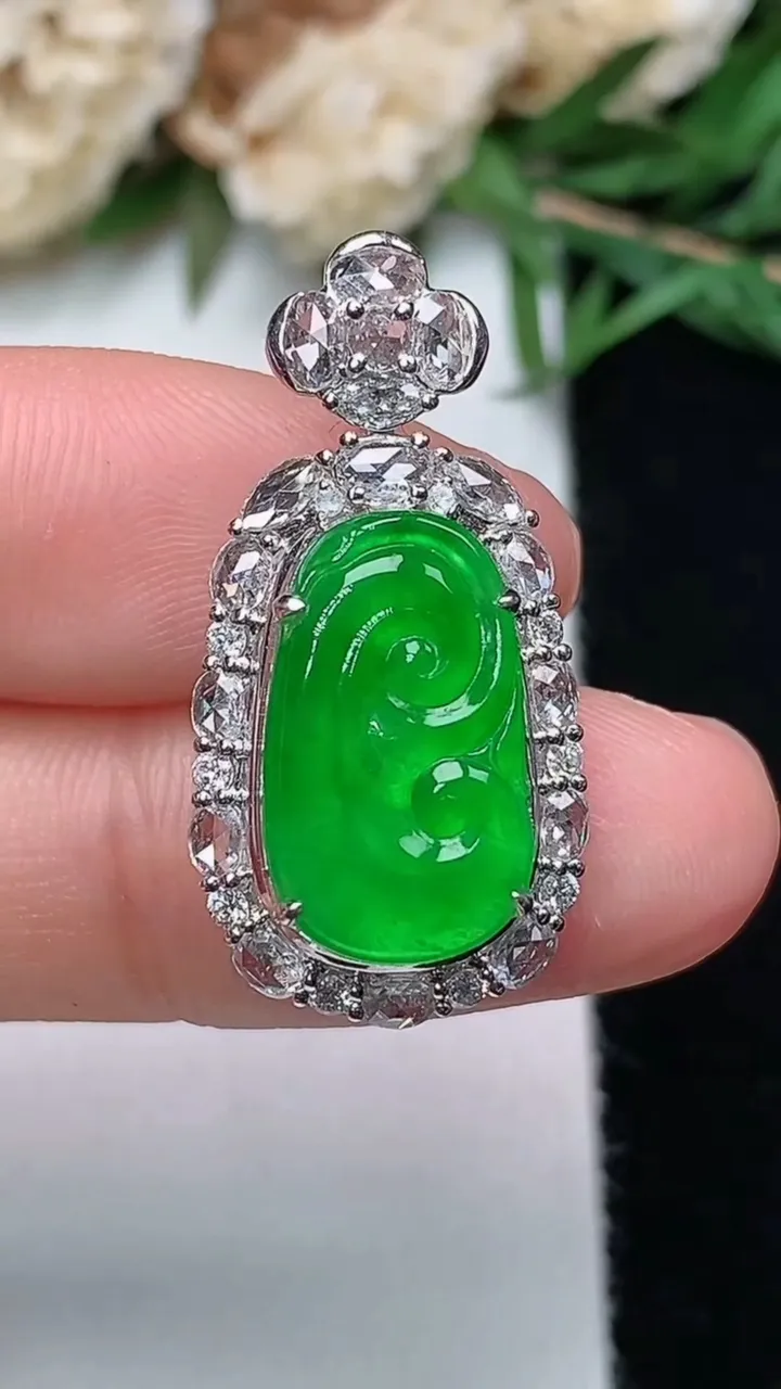 天然A货翡翠如意吊坠，尺寸28-14-9.5，裸石15.5-9.4，重量:4.05g
12月13日