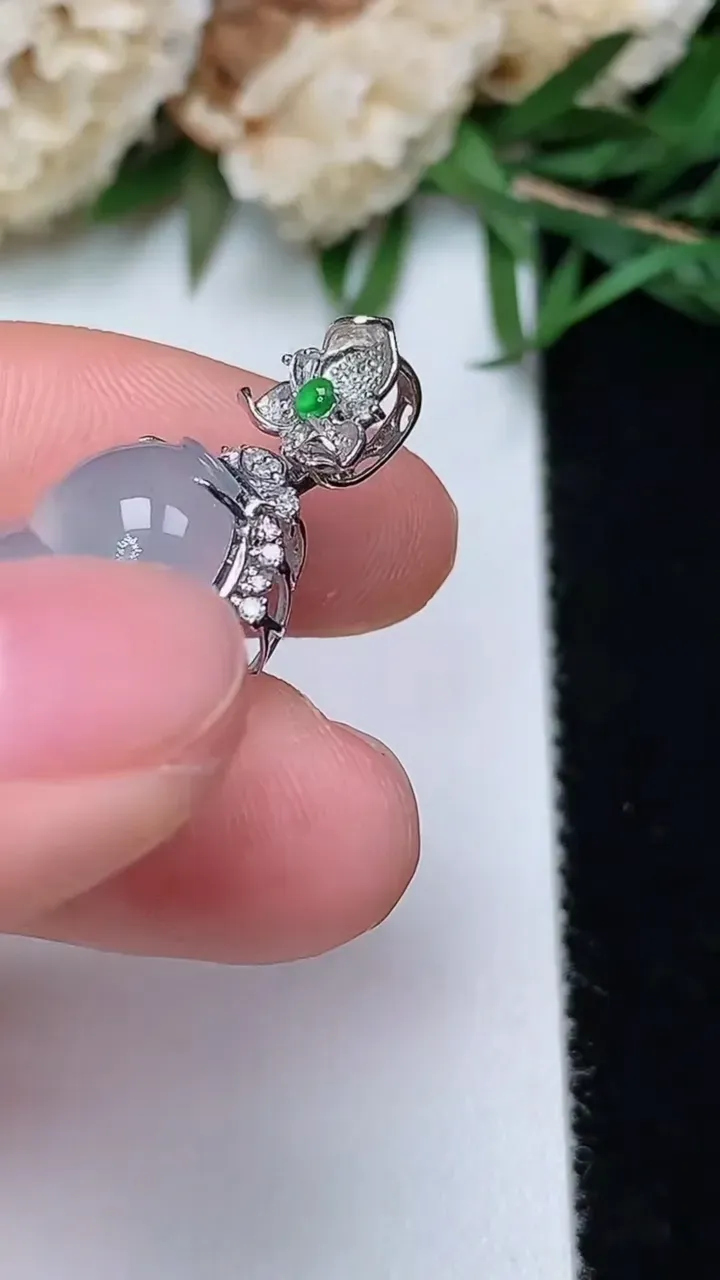 天然A货翡翠白冰葫芦吊坠，尺寸26.5-15.2-9.9裸石15.8-12，重量:3.15g
12月13日