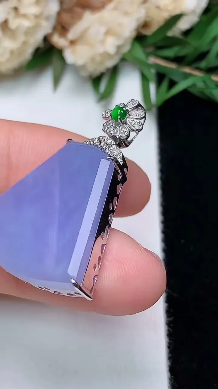 天然A货翡翠k金紫罗兰无事牌吊坠，尺寸21.6-21-7，重量:5.10g
12月13日