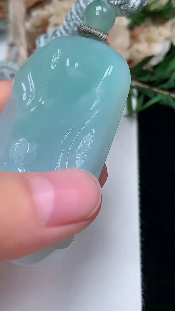 天然A货翡翠观音菩萨吊坠，尺寸53-31.5-11.9，重量:47.12g
12月13日