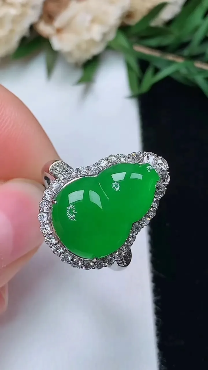 天然A货翡翠葫芦戒指 吊坠两用款，尺寸17-15.9-11，重量:6.02g2025年12月13日
