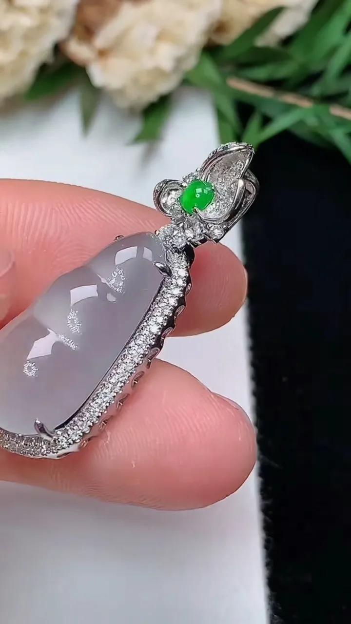 天然A货翡翠白冰福豆吊坠，尺寸33-13-9，裸石20.5-11，重量:4.03g
12月13日