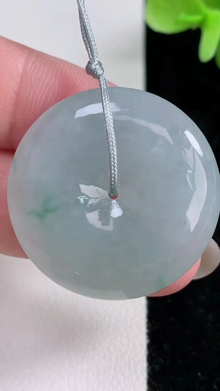 天然A货翡翠飘花平安扣吊坠，尺寸31.2-6.2，重量:12.98g
12月13日