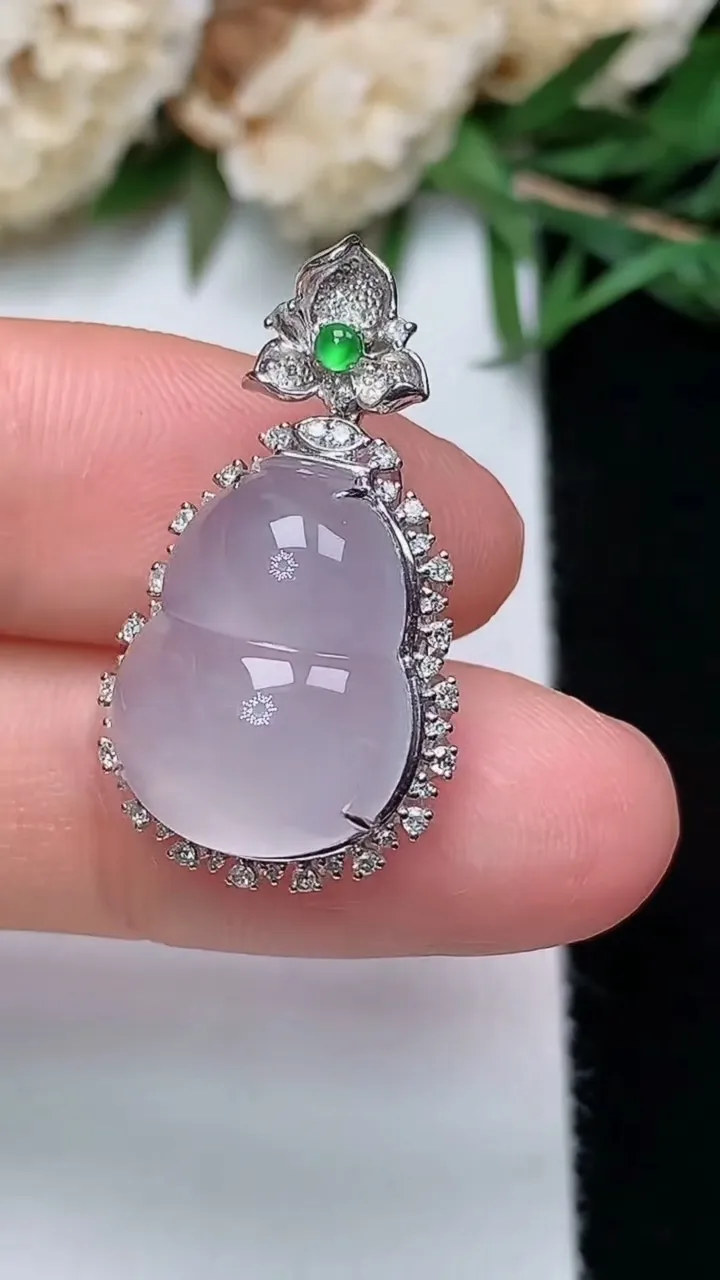 天然A货翡翠白冰葫芦吊坠，尺寸26.5-15.2-9.9裸石15.8-12，重量:3.15g
12月13日