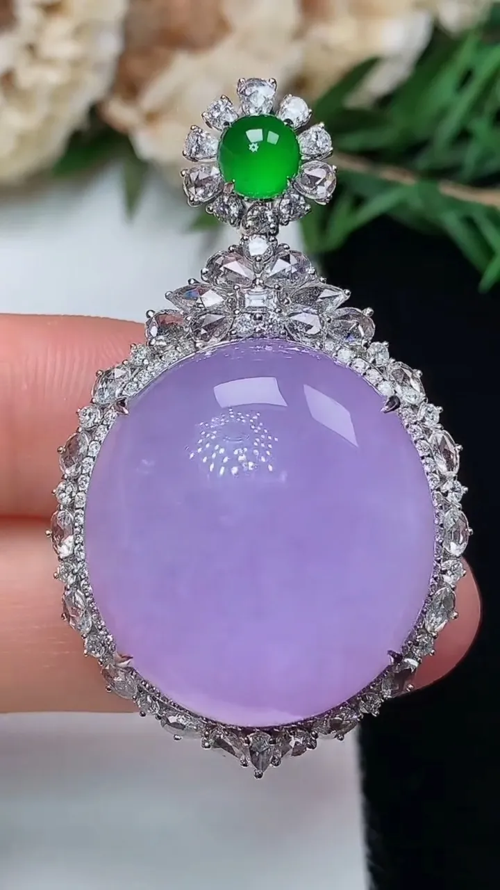 天然A货翡翠紫罗兰蛋面吊坠，尺寸43-26.4-15.8，裸石22.9-21，重量:15.74g
12月13日