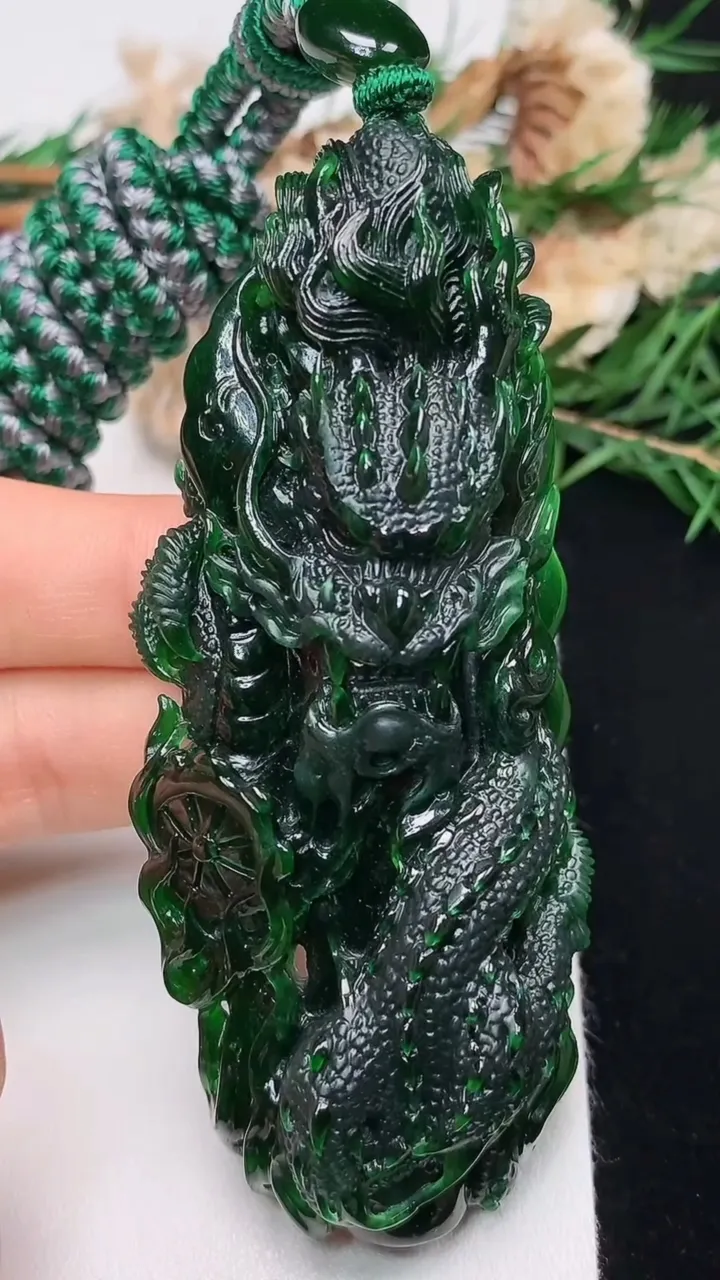 天然A货翡翠龙牌吊坠，尺寸82.5-34.7-15.4，重量:74.52g
12月13日