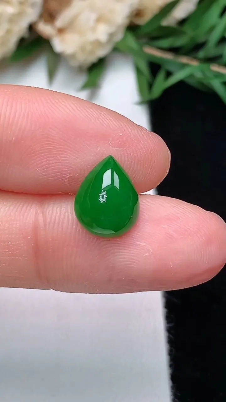 天然A货翡翠水滴镶嵌件，尺寸10.2-8-4.3，重量:0.68g
12月13日