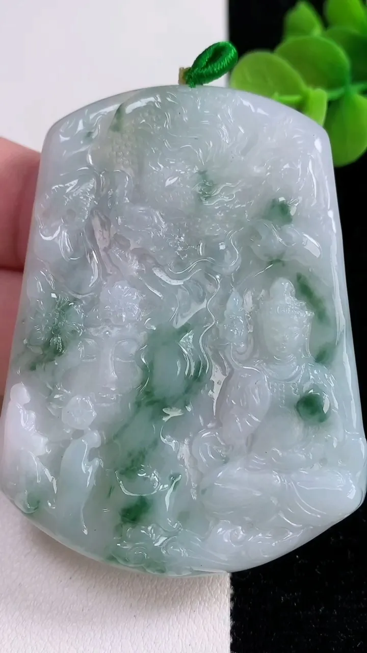 天然A货翡翠飘花祥龙大势至菩萨吊坠，尺寸62.5-47.5-5，重量:35.25g
12月13日