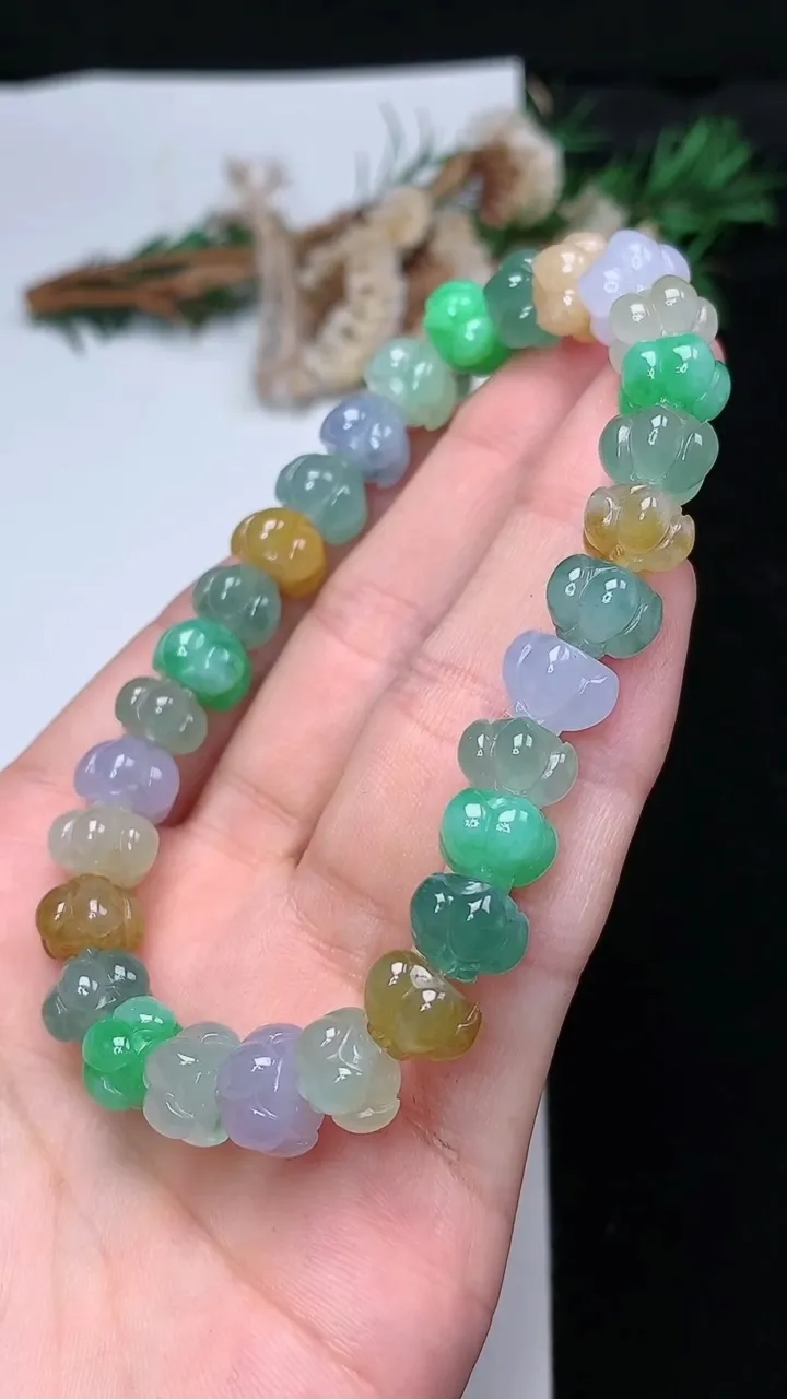 天然A货翡翠三彩莲蓬手串，尺寸9.5-7-29颗，重量:32.21g12月13日
工厂直销收藏佳品,种好水足，色泽均匀，有种有色，上手高大气！