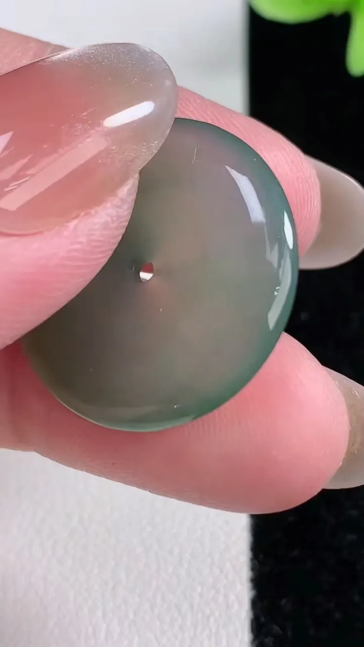 天然A货翡翠平安扣吊坠，尺寸24.2-4，重量:5.53g
12月13日