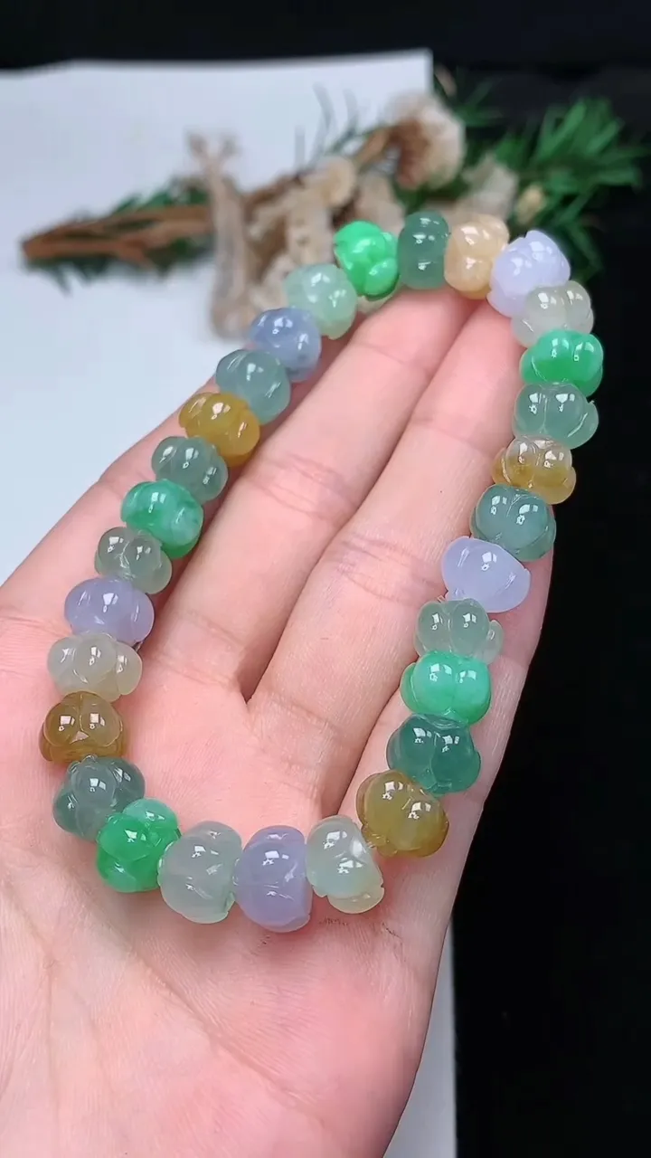天然A货翡翠三彩莲蓬手串，尺寸9.5-7-29颗，重量:32.21g12月13日
工厂直销收藏佳品,