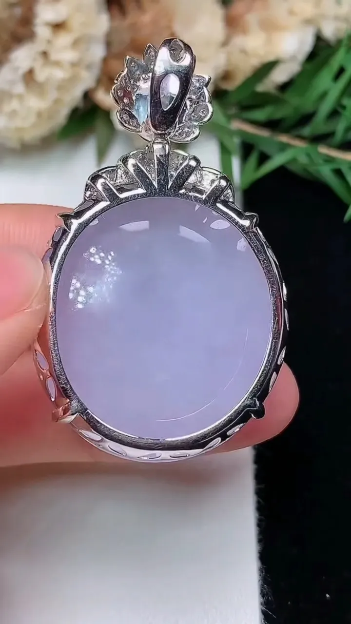 天然A货翡翠k金紫罗兰蛋面吊坠，尺寸28.7-26.6-13.8，重量:18.58g
12月13日