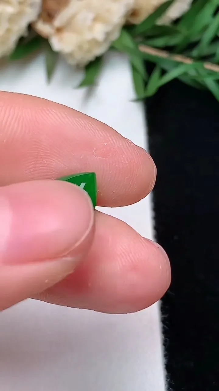 天然A货翡翠水滴镶嵌件，尺寸10.2-8-4.3，重量:0.68g
12月13日