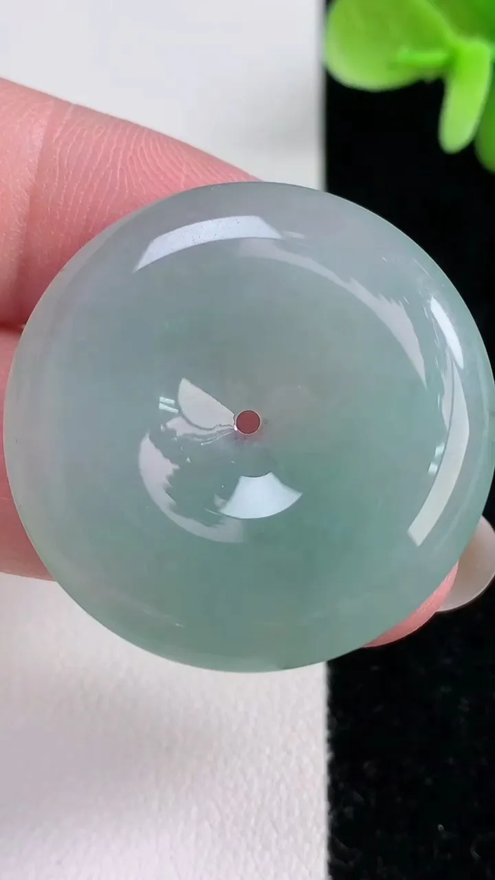 天然A货翡翠平安扣吊坠，尺寸33-5.6，重量:13.06g
12月13日