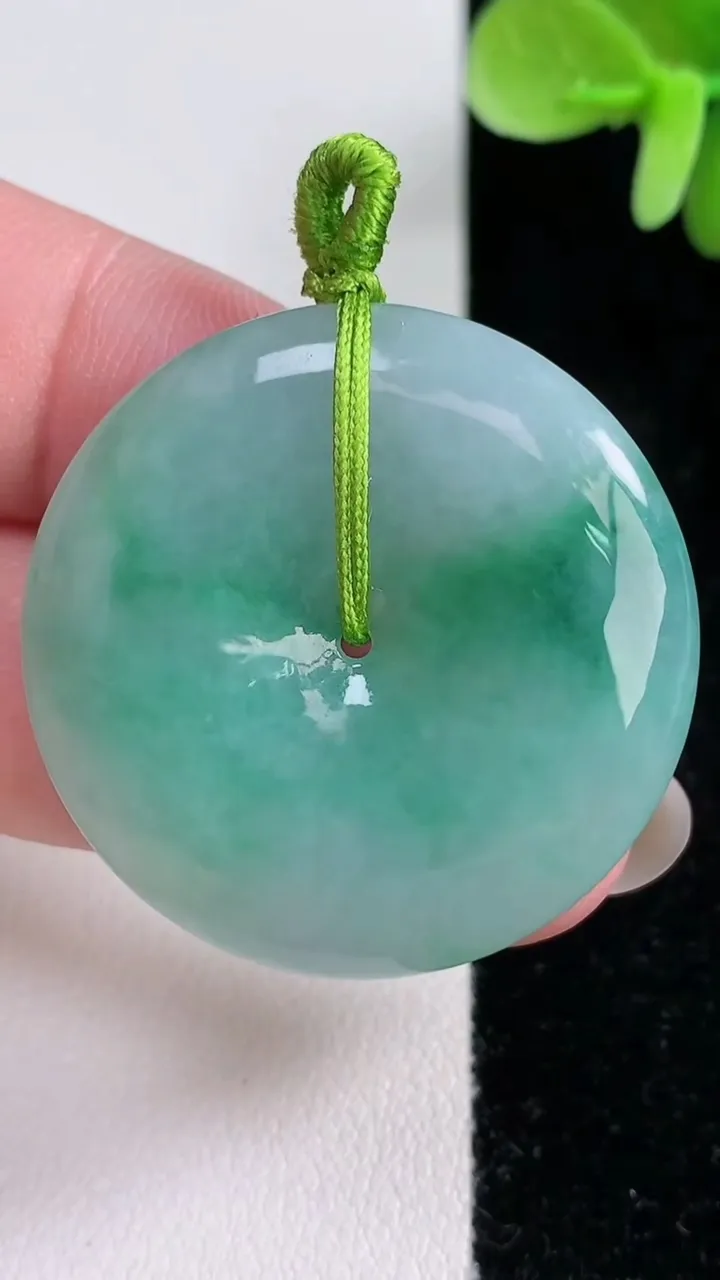 天然A货翡翠平安扣吊坠，尺寸33.5-5.5，重量:13.63g
12月13日