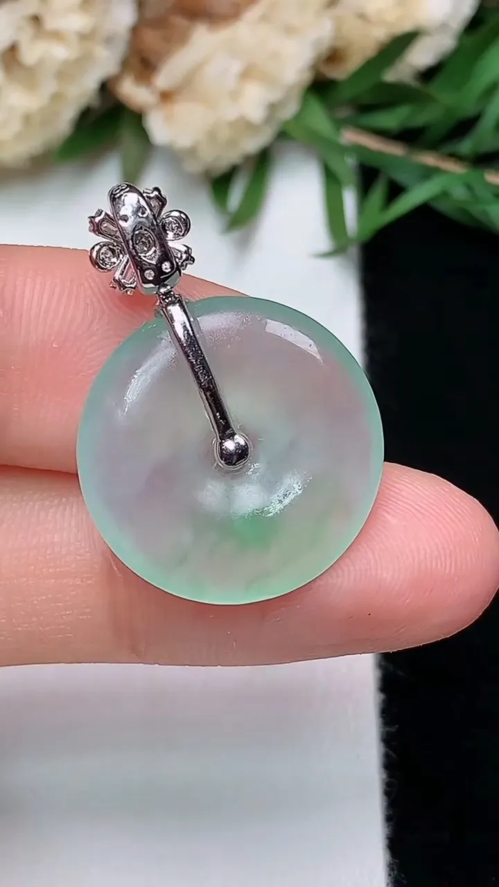 天然A货翡翠平安扣吊坠，尺寸18.6-3.9，重量:3.37g
12月13日