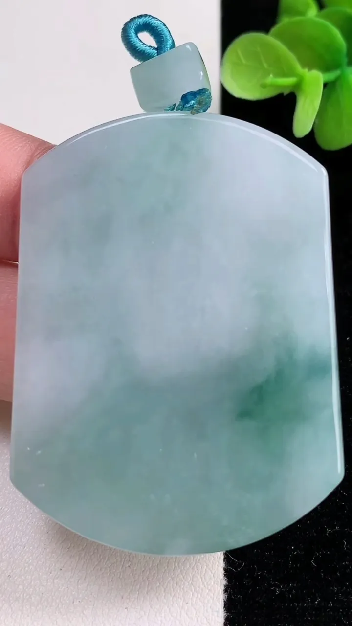 天然A货翡翠飘花无事牌吊坠，尺寸53.4-40.2-5.8，重量:40.09g
12月13日