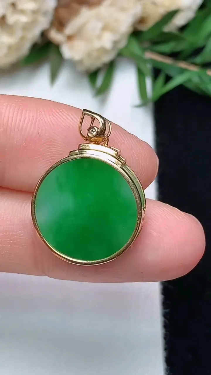 天然A货翡翠无事牌吊坠，尺寸15.5-4.5，重量:3.14g
12月13日