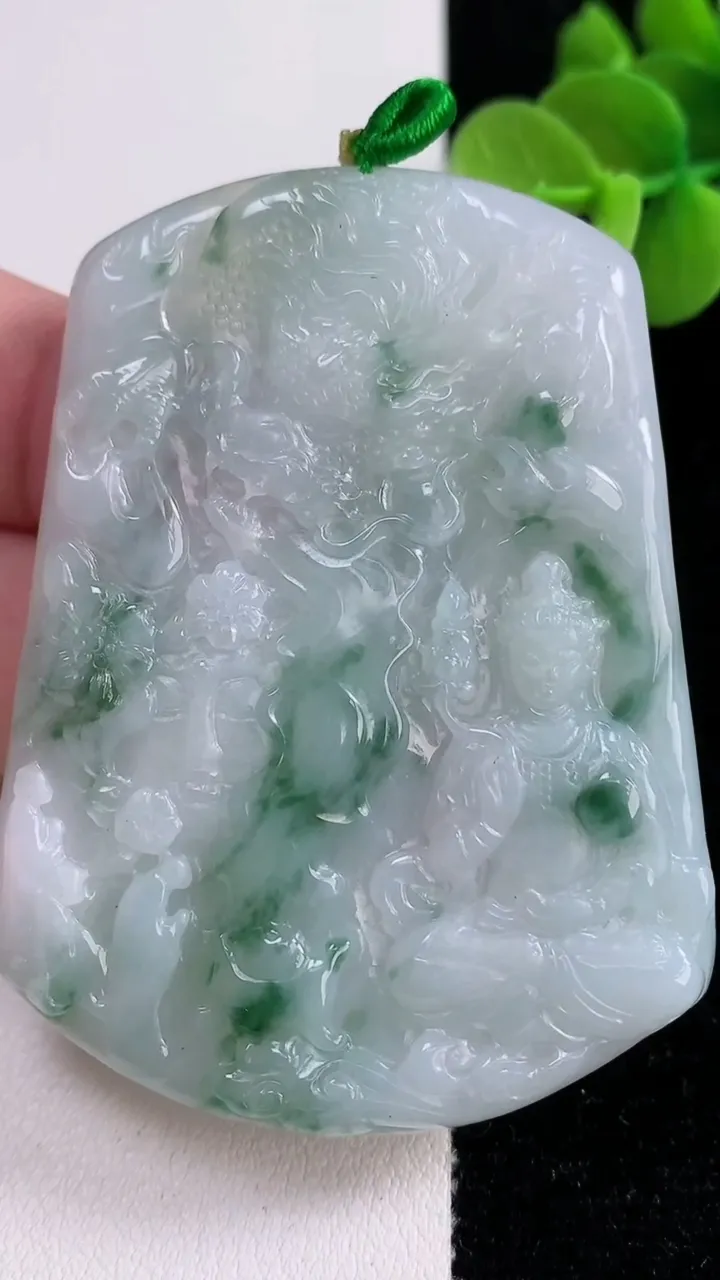 天然A货翡翠飘花祥龙大势至菩萨吊坠，尺寸62.5-47.5-5，重量:35.25g
12月13日