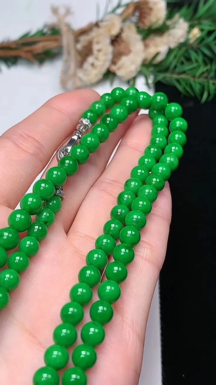天然A货翡翠圆珠项链，尺寸6-100颗，重量:35.57g
12月13日