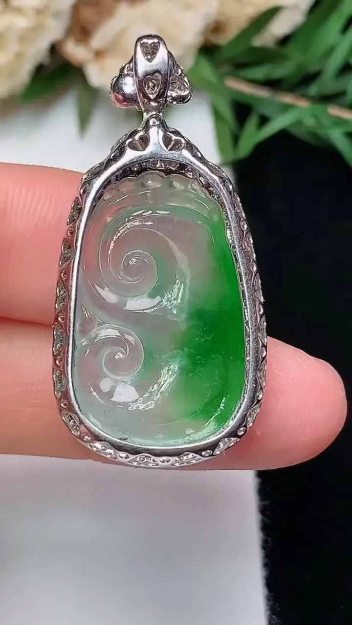 天然A货翡翠如意吊坠，尺寸36.3-18-8.9
12月13日