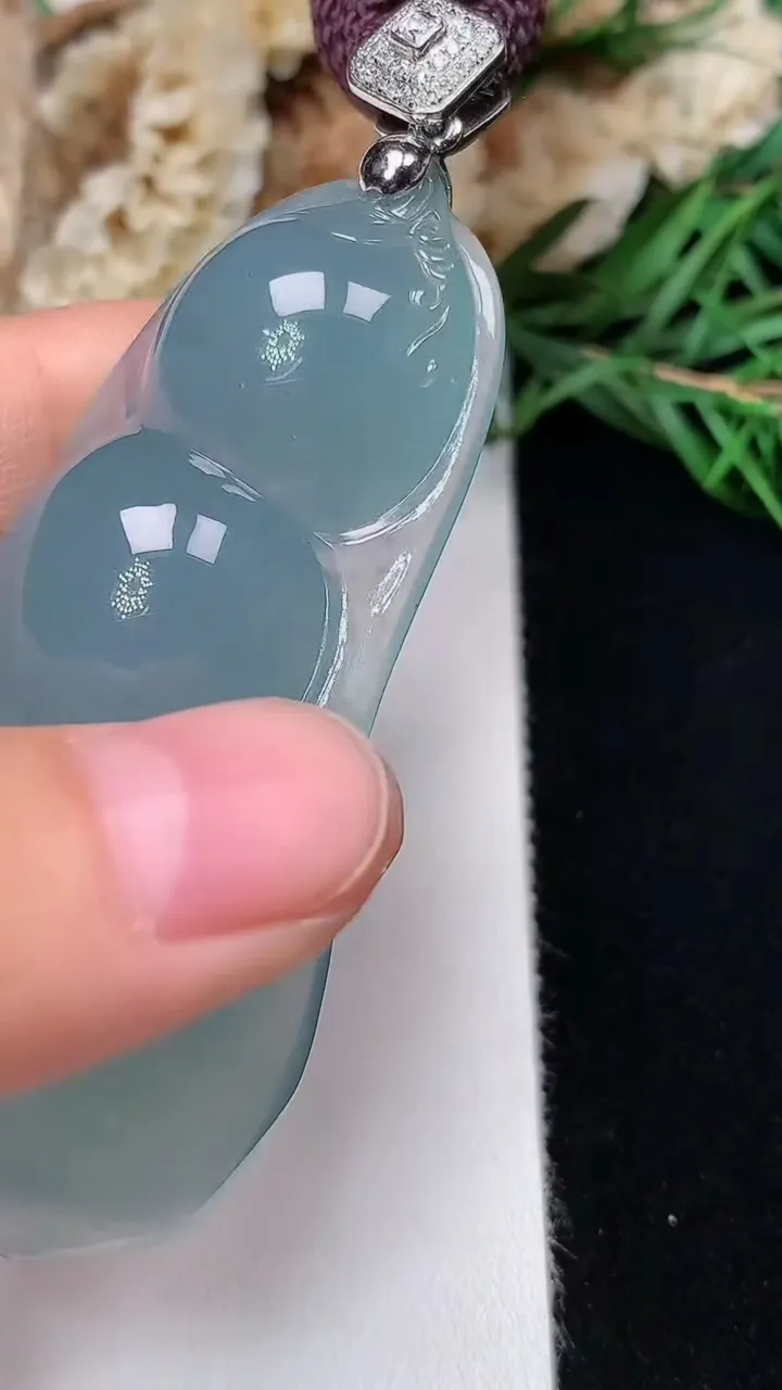 天然A货翡翠春带彩 紫罗兰福豆吊坠，尺寸60-27.5-10，重量:40.18g
12月13日