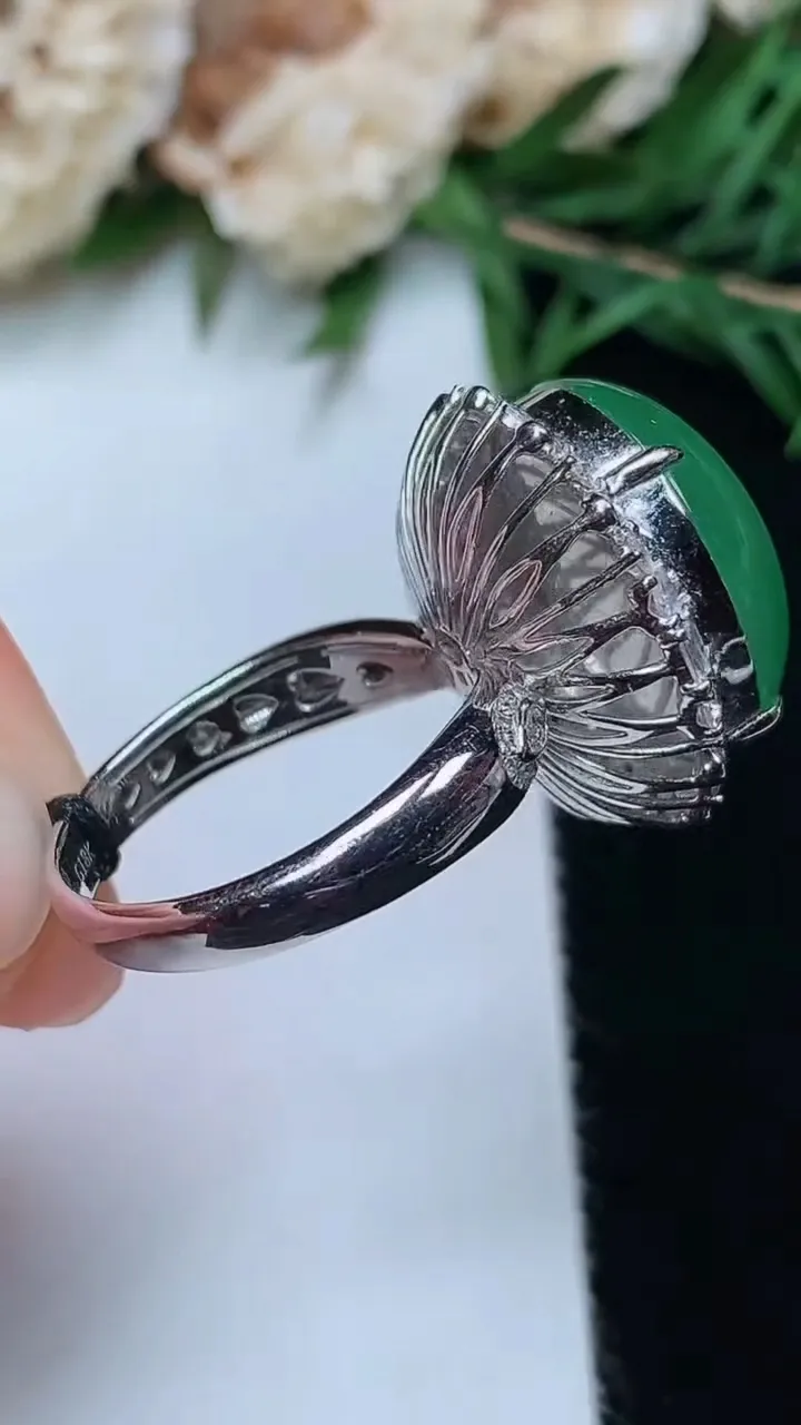 天然A货翡翠蛋面戒指，尺寸17.7-17-15.6，重量:8.36g2025年12月13日
工厂直销收藏佳品,种好水足，色泽均匀，有种有色，上手高大气！