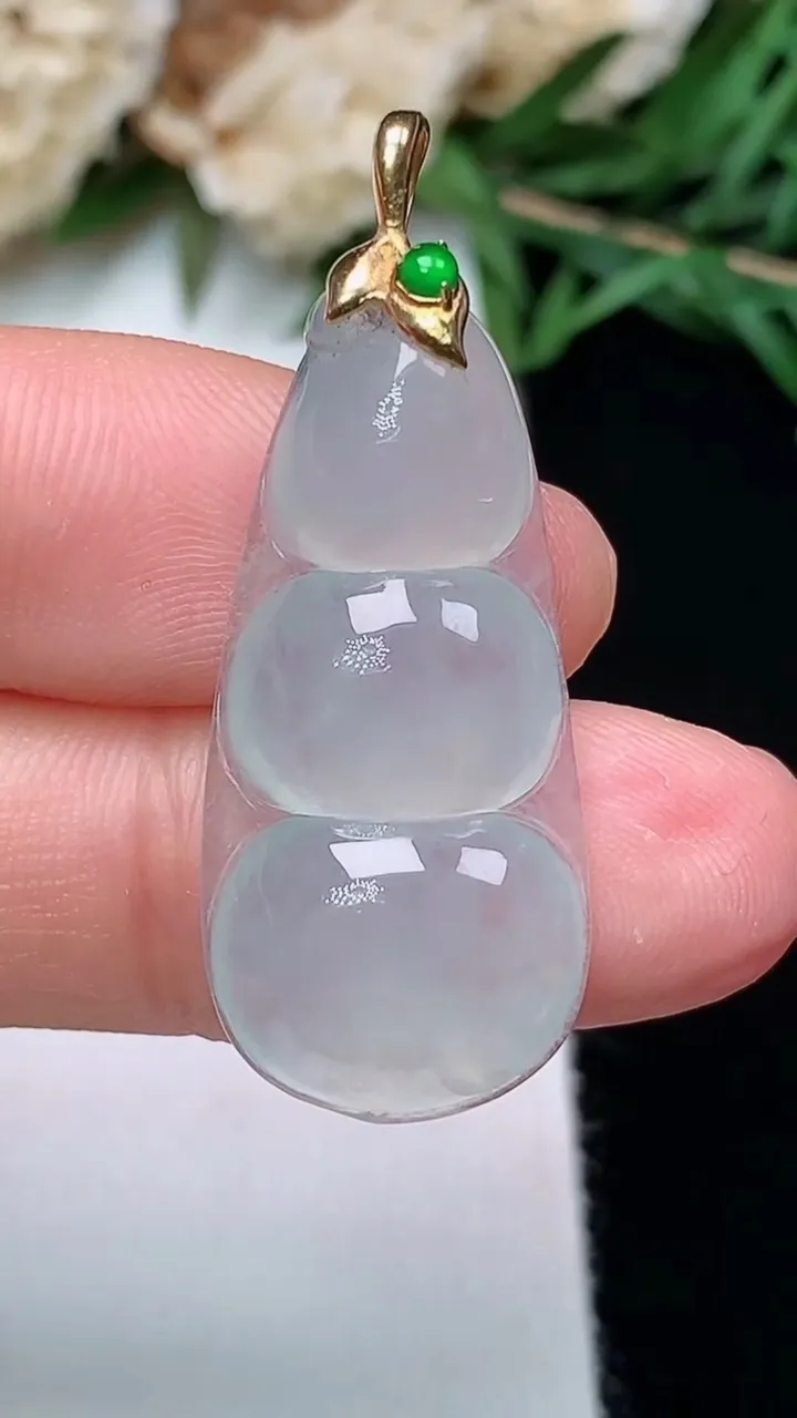 天然A货翡翠白冰福豆吊坠，尺寸29.2-13.8-5.2，重量:3.99g
12月13日