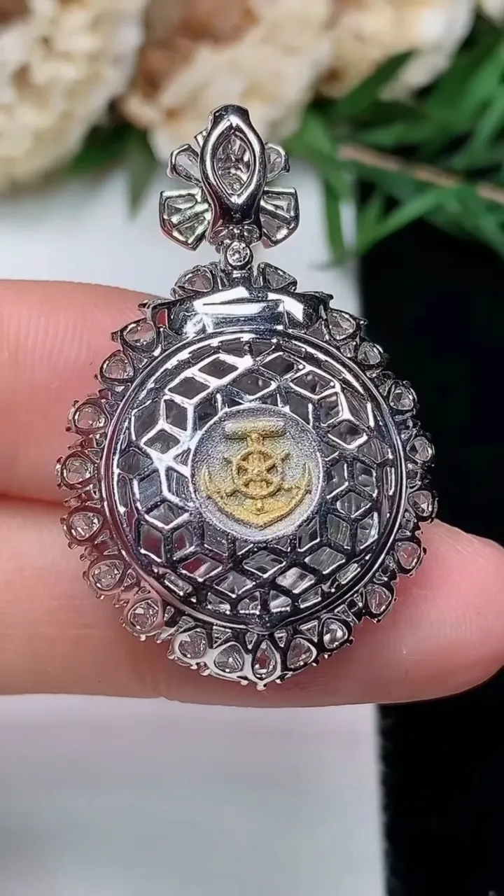 天然A货翡翠无事牌吊坠，尺寸34.5-22-10，裸石17.8，重量:7.26g
12月13日