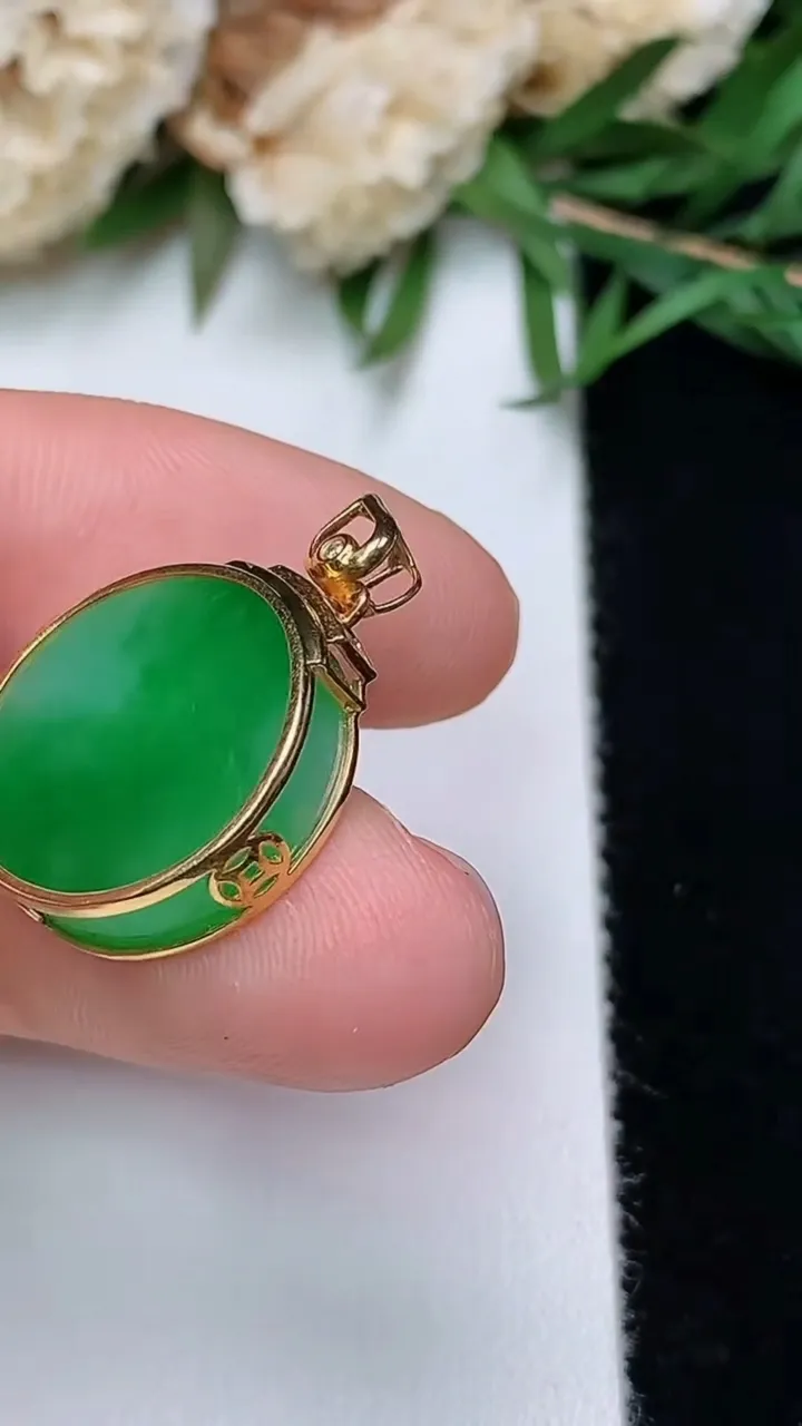 天然A货翡翠无事牌吊坠，尺寸15.5-4.5，重量:3.14g
12月13日