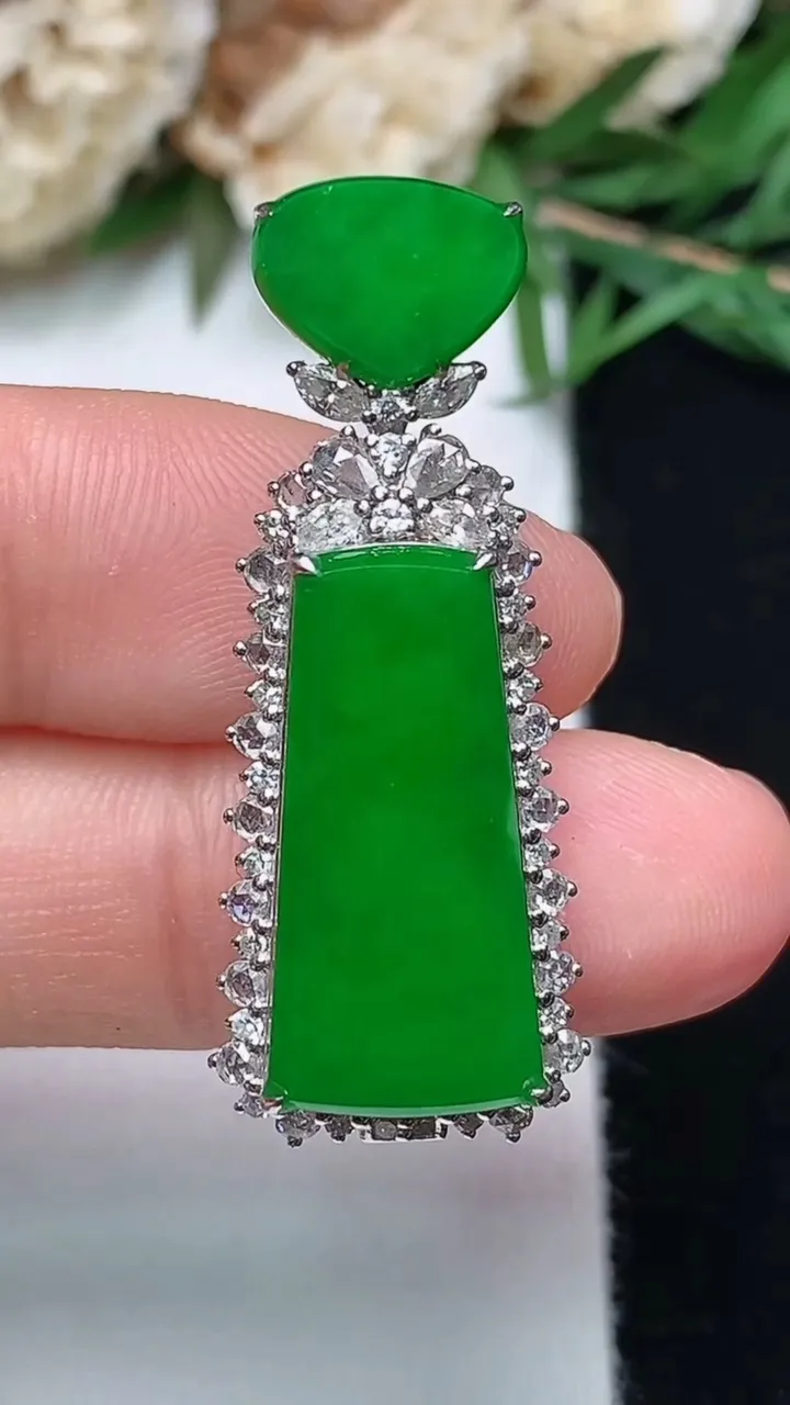 天然A货翡翠无事牌吊坠，尺寸35.4-14-8.7，裸石20.5-9.5，重量:4.88g
12月1