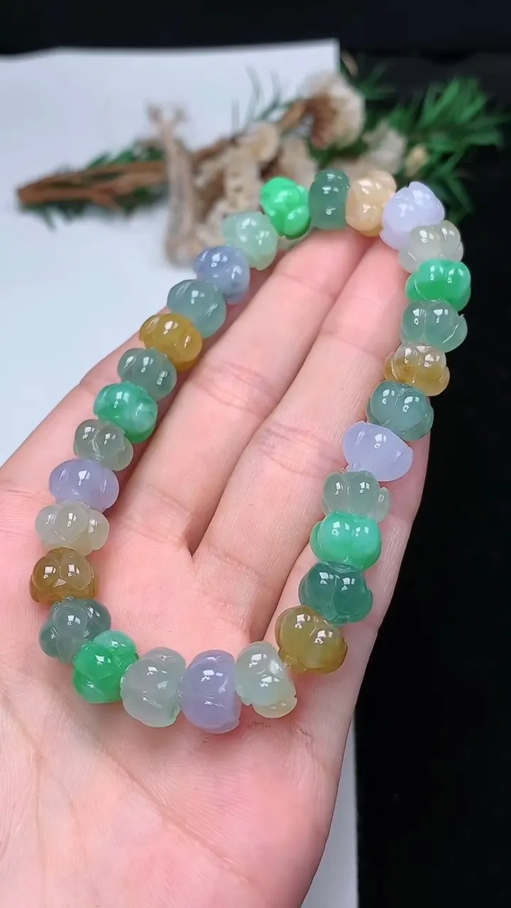 天然A货翡翠三彩莲蓬手串，尺寸9.5-7-29颗，重量:32.21g12月13日
工厂直销收藏佳品,