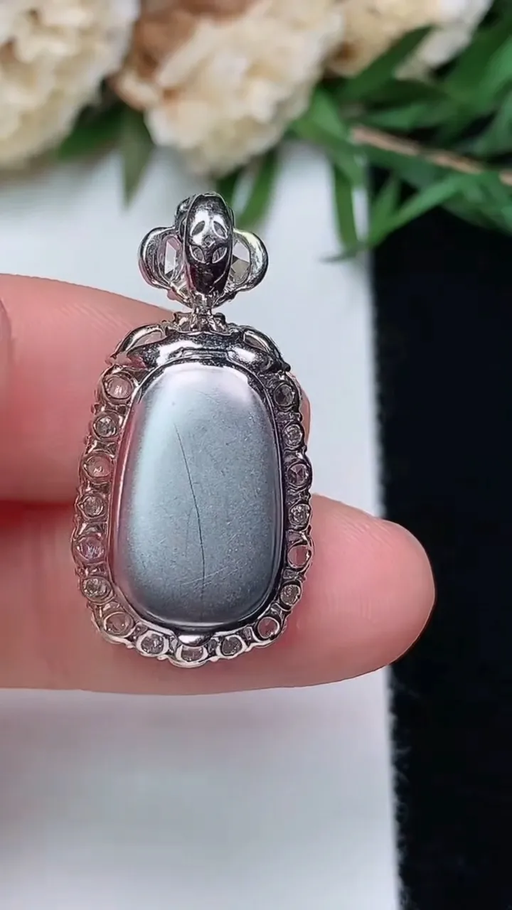 天然A货翡翠如意吊坠，尺寸28-14-9.5，裸石15.5-9.4，重量:4.05g
12月13日