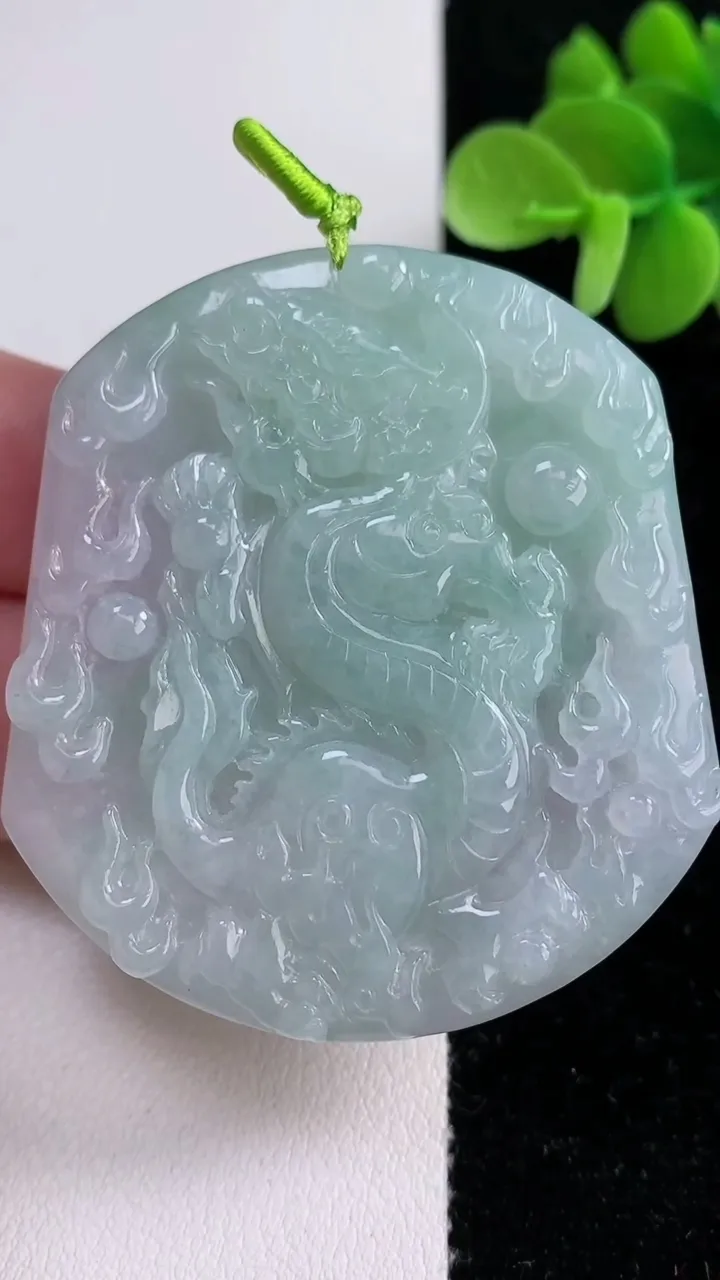 天然A货翡翠龙牌吊坠，尺寸52-47.4-4.8，重量:28.88g
12月13日