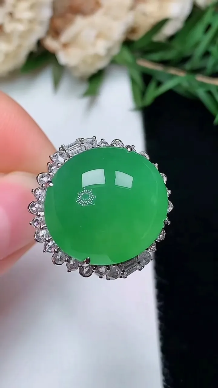 天然A货翡翠蛋面戒指，尺寸17.7-17-15.6，重量:8.36g2025年12月13日
工厂直销