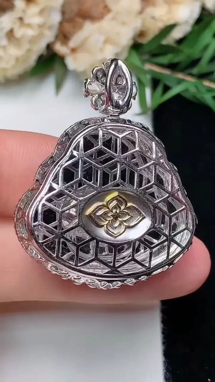 天然A货翡翠佛公吊坠，尺寸34.9-28.4-12.3裸石21.2-25.4，重量:10.69g
12月13日，重量:10.69g