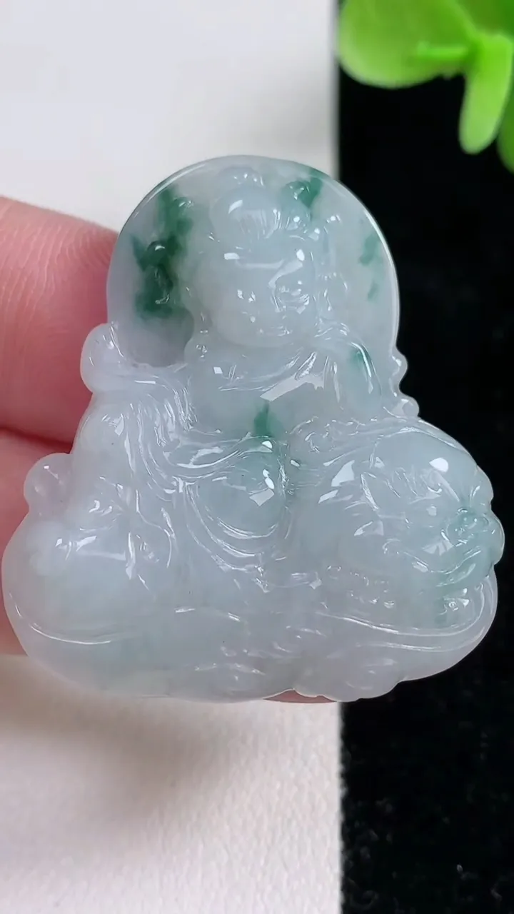 天然A货翡翠飘花文殊菩萨吊坠，尺寸37.8-34.3-5.6，重量:13.18g
12月13日