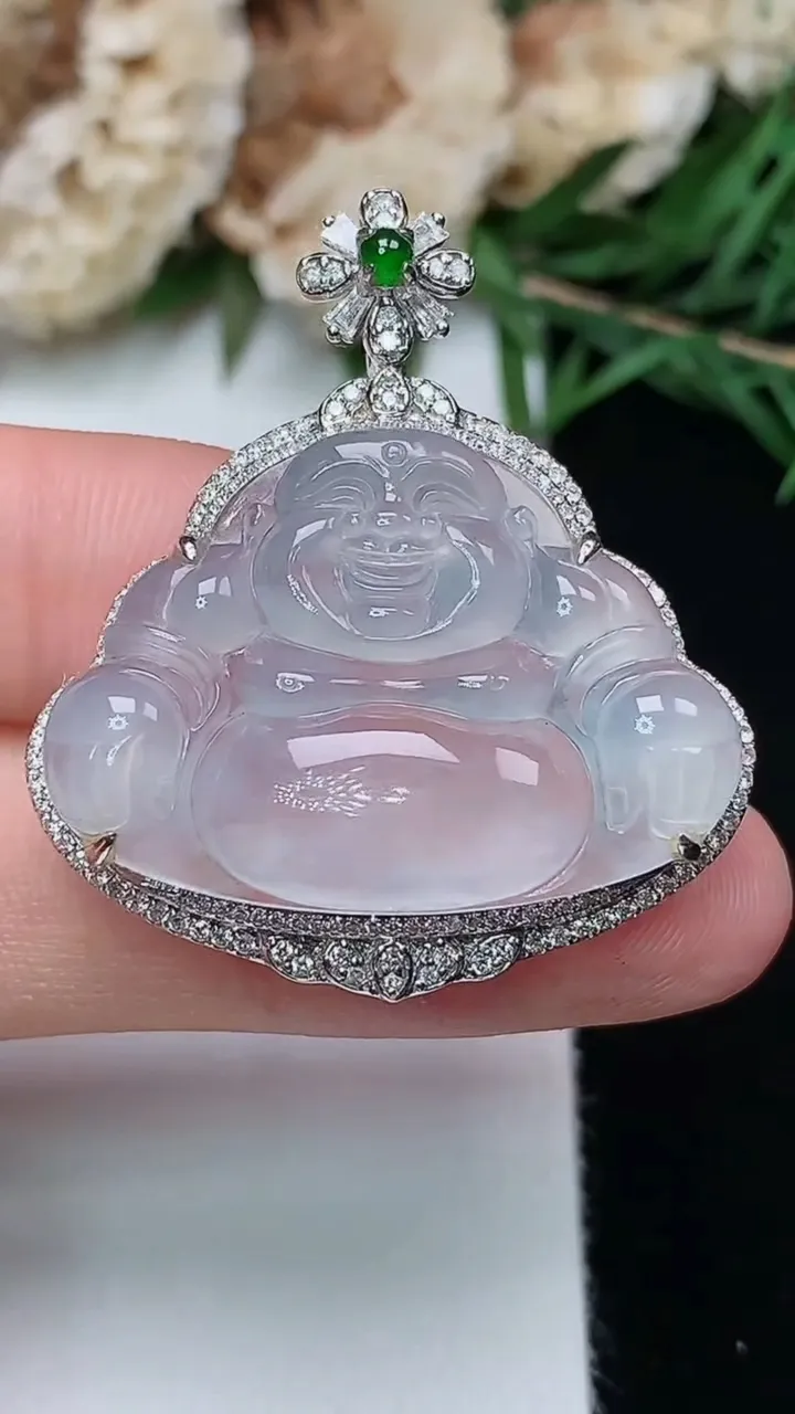 天然A货翡翠白冰佛公吊坠，尺寸35.5-31.3-10，裸石20.4-28.7，重量:7.13g
12月13日