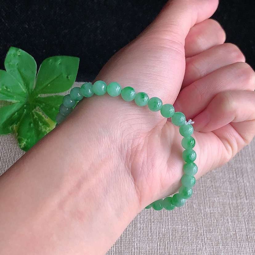 a货翡翠冰种飘绿圆珠佛珠手串32颗 尺寸5.5mm 重量11.42g 1212