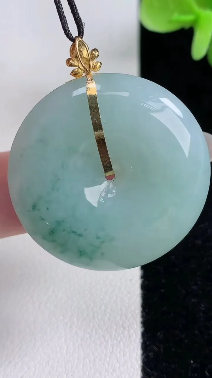 天然A货翡翠18K金飘花平安扣吊坠，尺寸31.6-5.6，重量:12.62g
12月13日