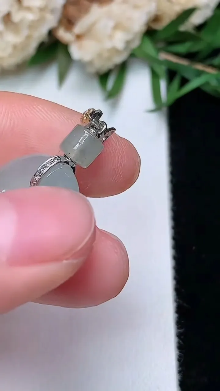 天然A货翡翠平安环吊坠，尺寸16-3.9，重量:2.51g
12月13日