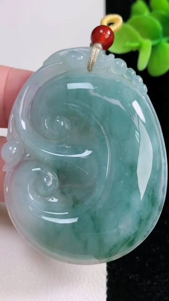 天然A货翡翠飘花如意吊坠，尺寸55.2-42.3-6，重量:26.03g
12月13日