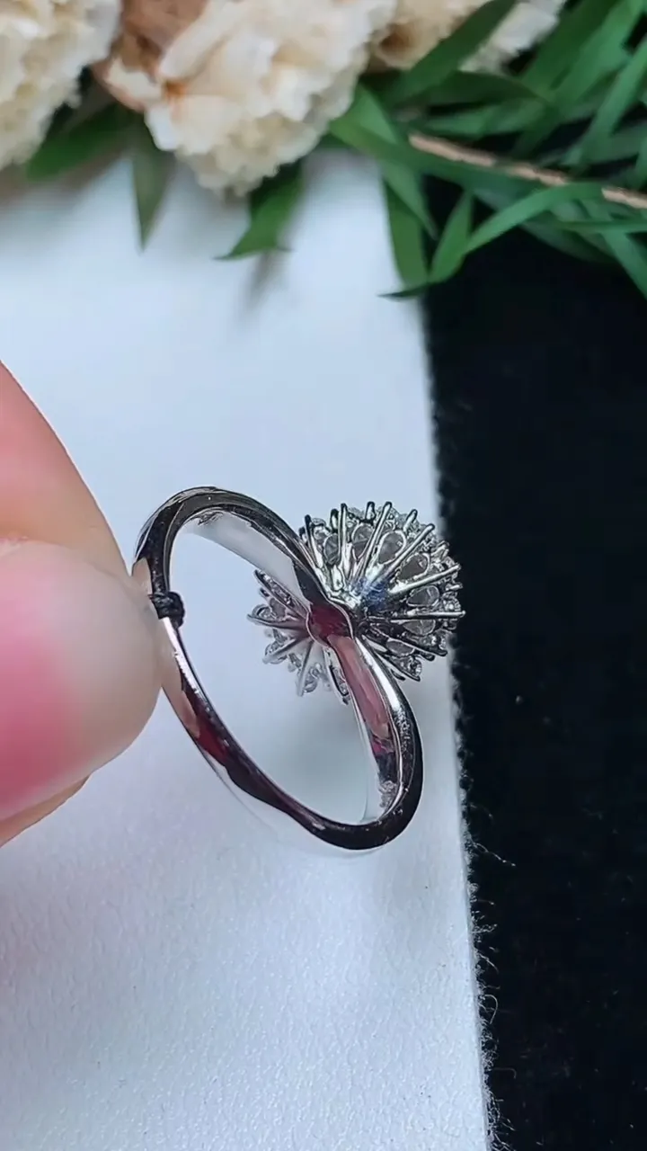 天然A货翡翠蛋面戒指，尺寸17.6-8.6-6.5，重量:3.52g2025年12月13日
工厂直销收藏佳品,种好水足，色泽均匀，有种有色，上手高大气！