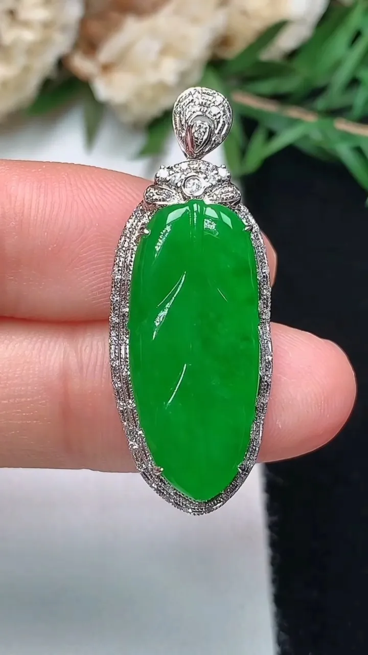 天然A货翡翠金枝玉叶 叶子吊坠，尺寸34.2-12.9-7，裸石23.5-10.3，重量:4.38g