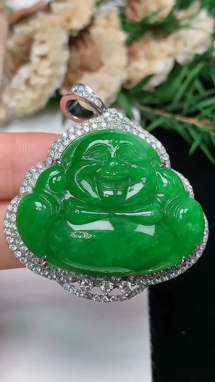 天然A货翡翠佛公吊坠，尺寸46.2-38.5-11裸石25.8-33.7，重量:18.03g
12月