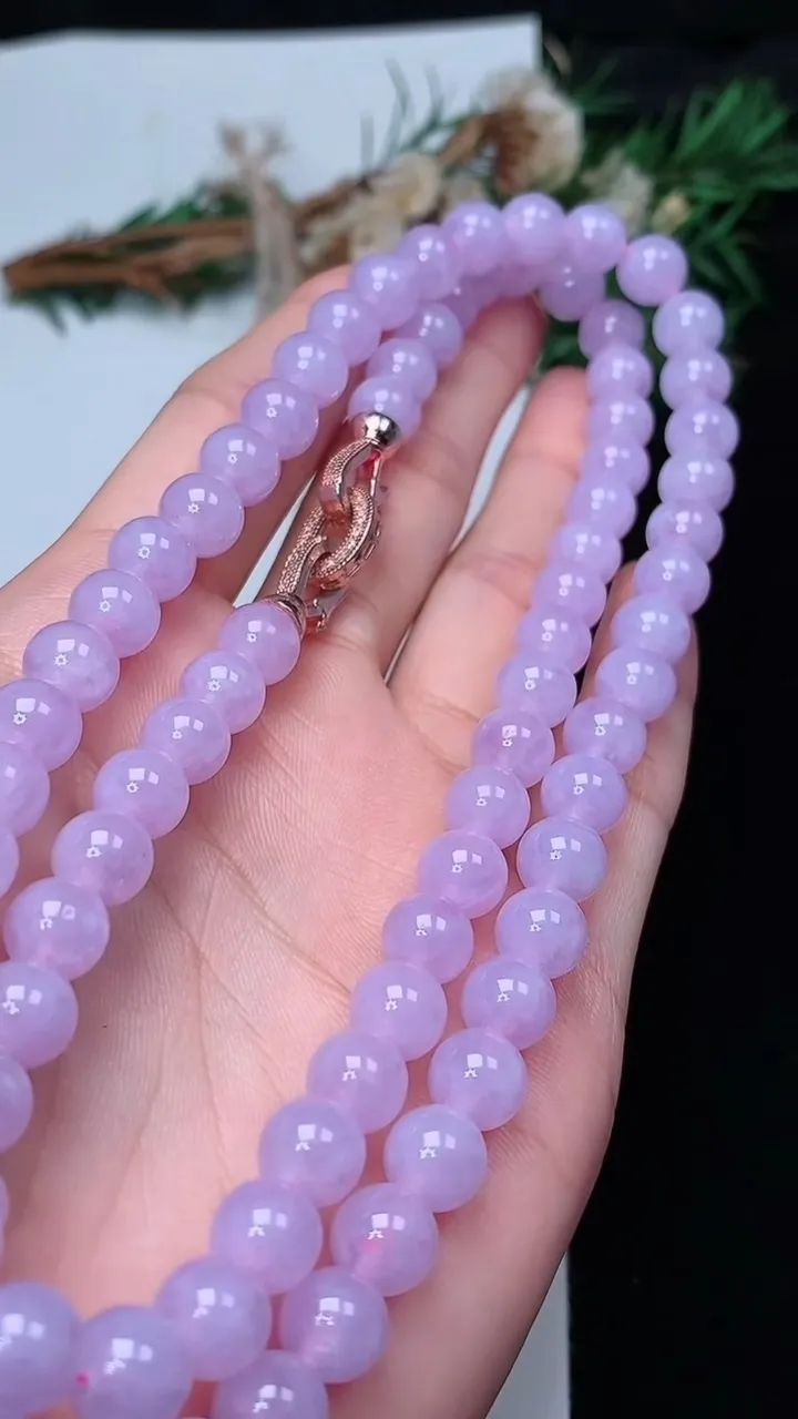 天然A货翡翠紫罗兰圆珠项链，尺寸7.8-79颗，重量:64.68g12月13日
工厂直销收藏佳品,种好水足，色泽均匀，有种有色，上手高大气！