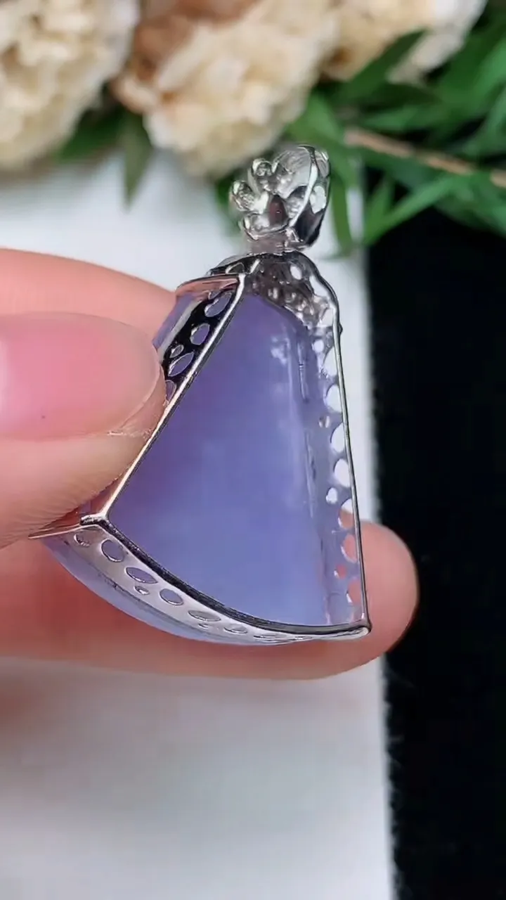 天然A货翡翠k金紫罗兰无事牌吊坠，尺寸21.6-21-7，重量:5.10g
12月13日